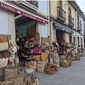 Un pueblo donde los que saben compran artesanía de esparto y mimbre (y los músicos, guitarras)