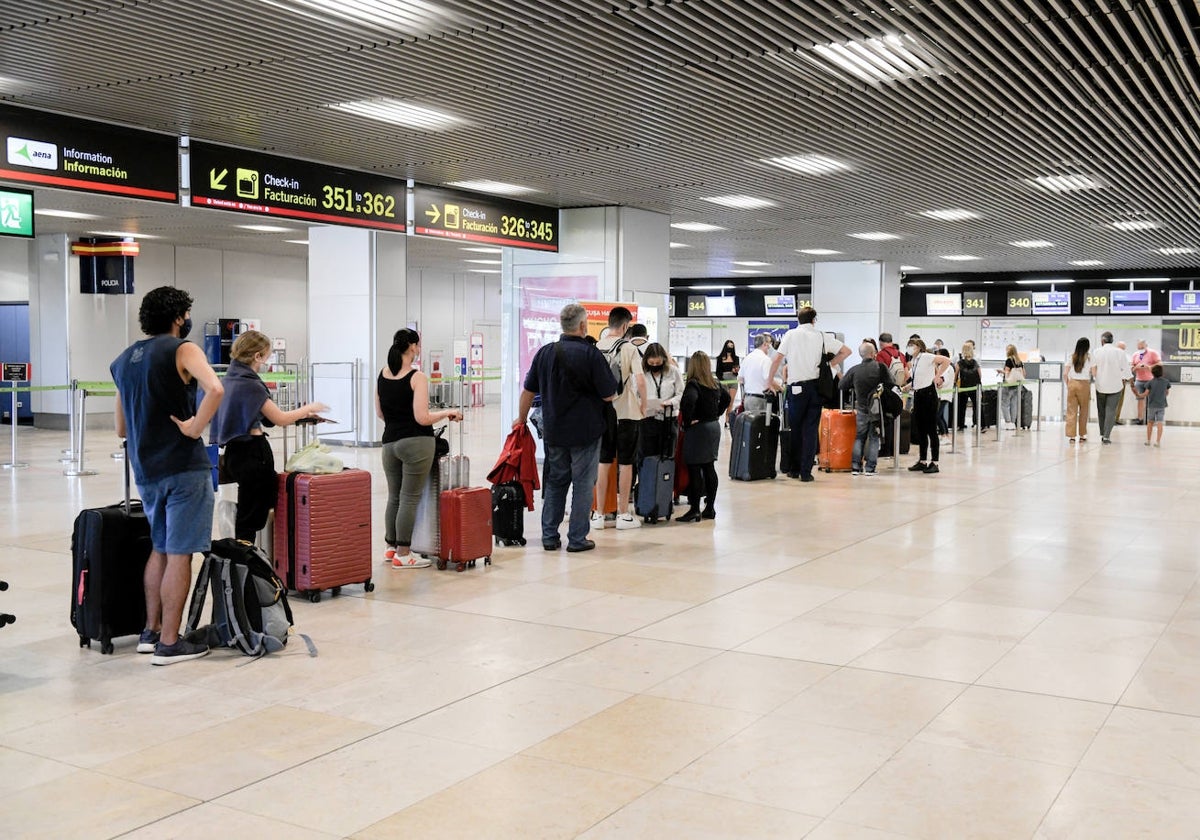 Cola para facturar las maletas en el Aeropuerto de Barajas