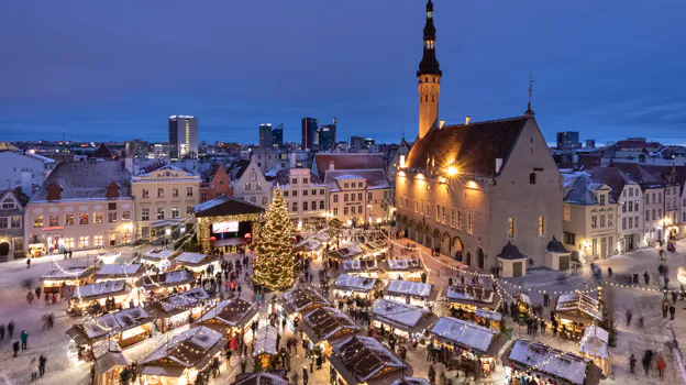 Mercado navideño de la plaza del Ayuntamiento de Tallín