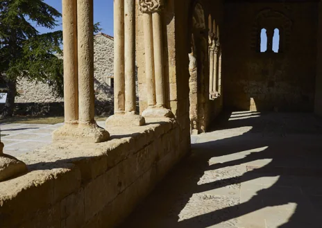 Imagen secundaria 1 - lLa Iglesia de San Miguel Arcángel, una de las construcciones románicas más bellas de la provincia de Segovia del siglo XII, quizá la iglesia de este estilo más visitada y conocida de la provincia. Fue declarada Monumento Nacional el 17 de mayo de 1973.