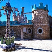 El albañil extremeño que construyó 'El Capricho de Cotrina', un castillo que parece de Gaudí