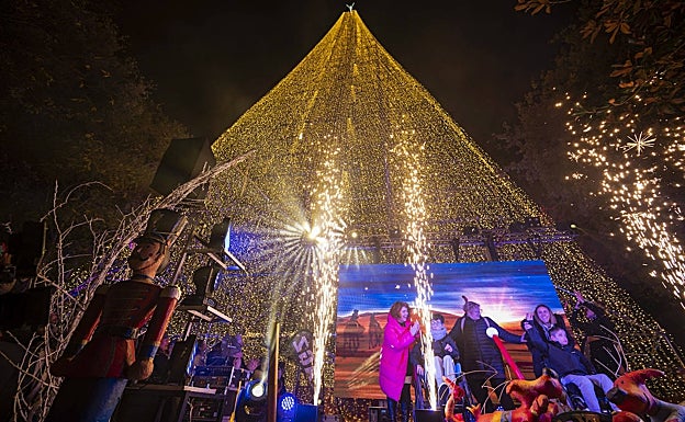 Imagen del árbol de Navidad más alto de España, en la localidad cántabra de Cartes