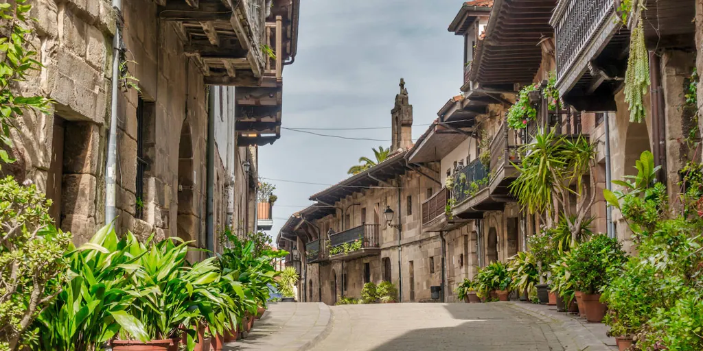 El pueblo medieval del que todo el mundo habla por su enorme árbol de Navidad