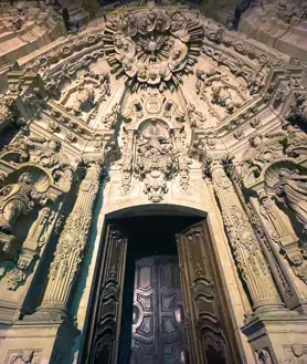 Imagen secundaria 2 - IEdificio del Ayuntamiento, plaza de la Constitución y Basílica de Santa María