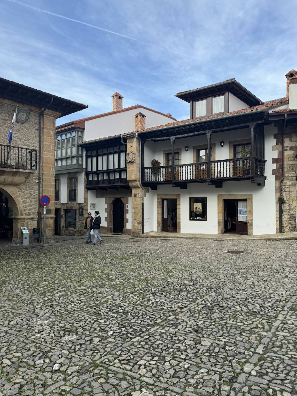 La villa de Comillas es una de las localidades más emblemáticas de Cantabria y una de las más interesantes desde el punto de vista arquitectónico. Cuenta con algunos de los edificios más importantes del modernismo en Cantabria, como el Palacio de Sobrellano y su Capilla Panteón, la Universidad Pontificia y por supuesto, El Capricho del genial arquitecto catalán Gaudí. Destaca su hermosa playa, que todos los veranos atrae a miles de turistas o lugares tan representativos como la Plaza del Corro junto a la iglesia.