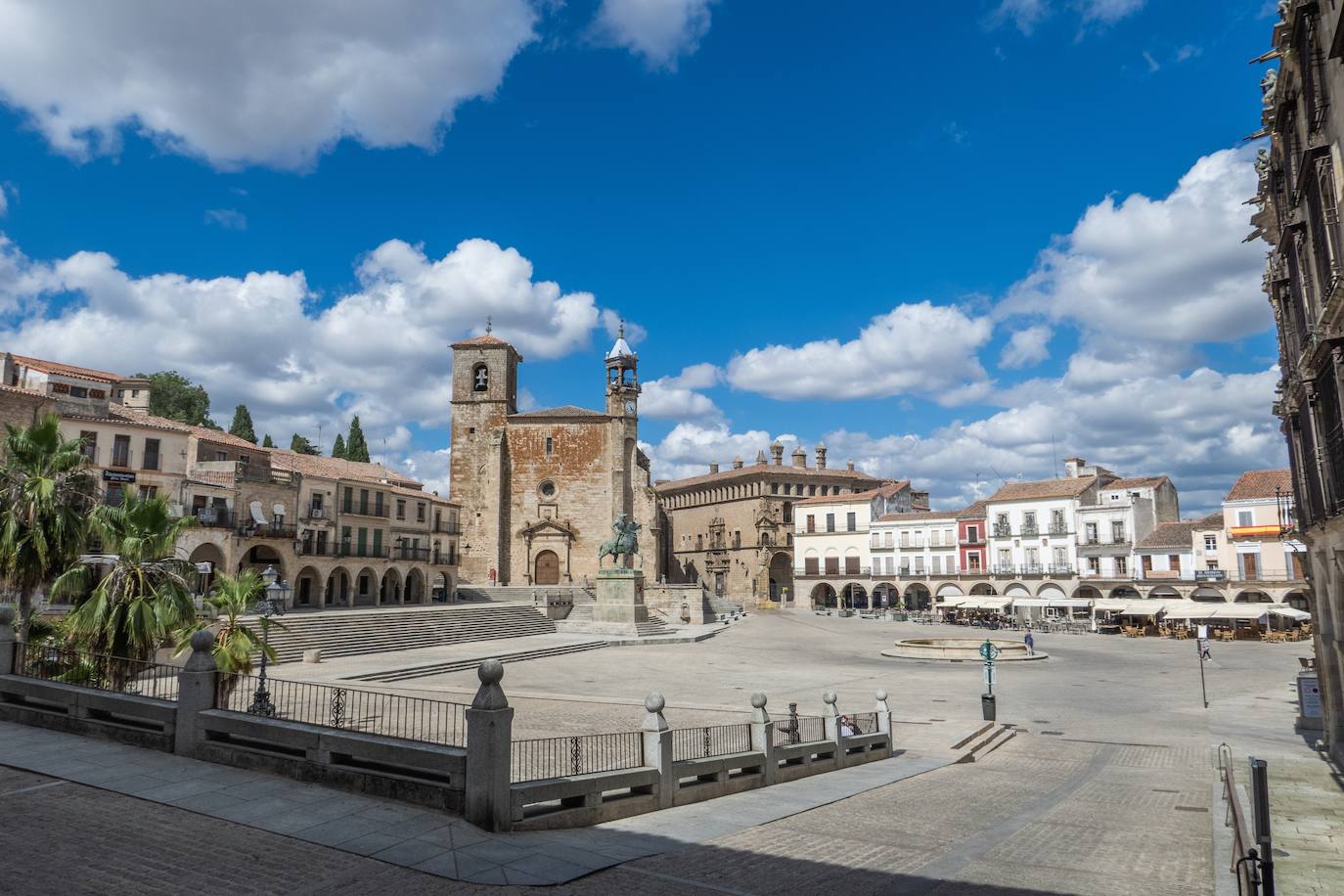 Trujillo, Cáceres. Situado a 45 kilómetros de Cáceres y a dos horas y media de Madrid, tras sus puertas se entremezclan restos visigodos, romanos, árabes y cristianos que, se funden en torno a su Plaza Mayor. Edificaciones tan simbólicas como el Palacio del Marqués de la Conquista, con el detallado esquinazo abalconado que tantas miradas atrapa o el Palacio de Carvajal Vargas, la Iglesia de San Martín, la estatua ecuestre en honor a Francisco Pizarro, conquistador de Perú nacido en Trujillo en 1478, ponen en valor la historia y riqueza de este pueblo cacereño.