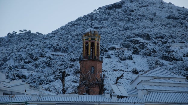 Una imagen nevada de la localidad de Cómpeta, ubicada en la Axarquía malagueña