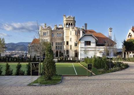 Imagen secundaria 1 - Las vistas desde el hotel Palacio Arriluce, que tiene campo de croquet y conserva la biblioteca de madera y las vidrieras de lo que fue su capilla privada.