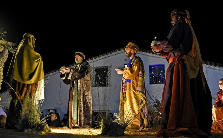 Imagen principal - Carrozas de la Cabalgata y monumento a los Reyes Magos en Higuera de la Sierra