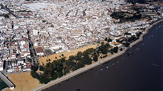 Vista área de esta localidad sevillana que se extiende abrazada al Río Guadalquivir