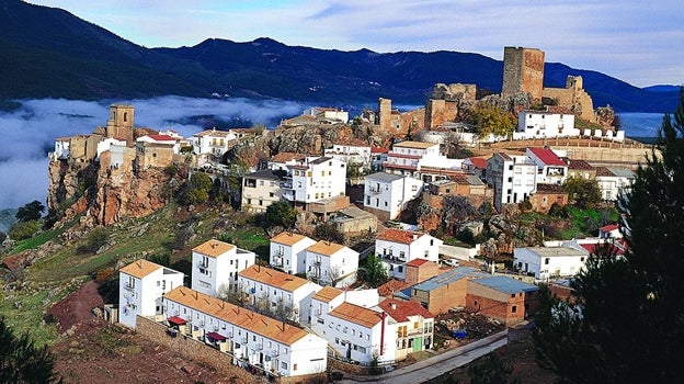 Vista de Hornos de Segura, coronado por su castillo.