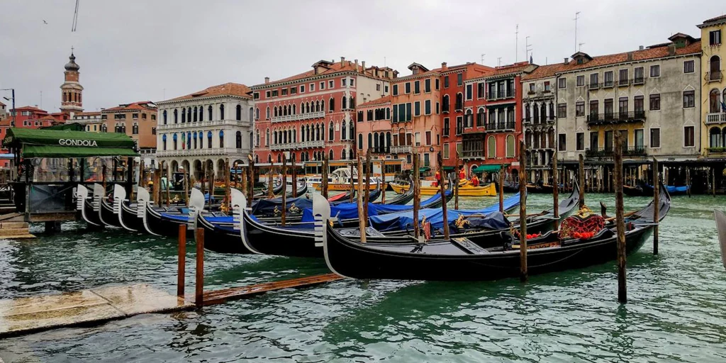 Venecia reducirá los grupos de turistas a 25 personas y prohibirá los altavoces