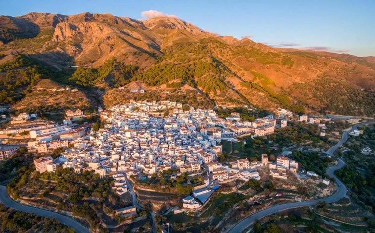 Imagen principal - Panorámica del Canillas; chivo asado y una de las calles del pueblo junto a la iglesia