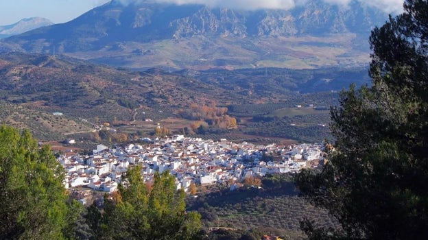 El casco urbano de El Burgo está lleno de pequeñas y encantadoras casitas blancas que le dan un sabor único a esta localidad