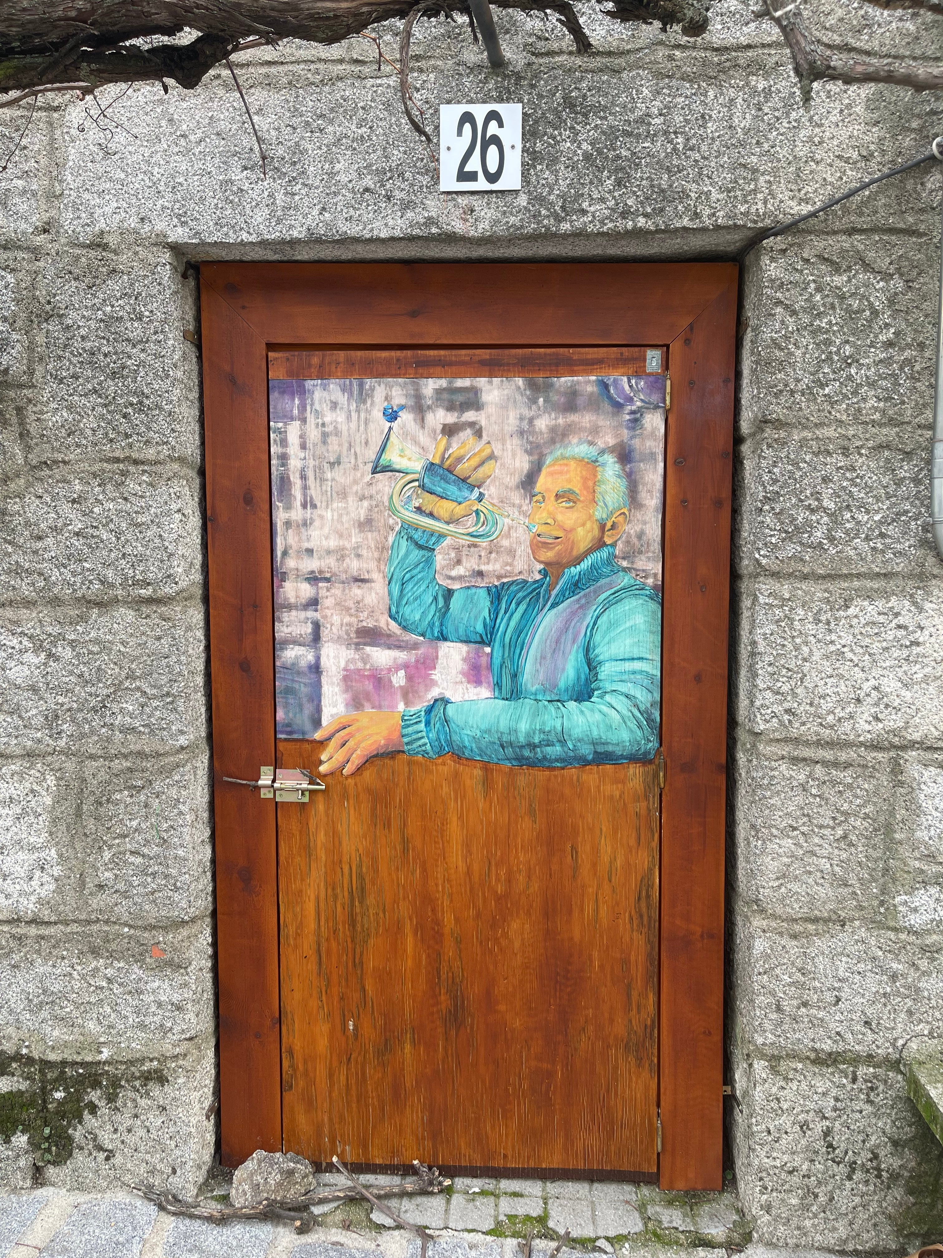 Puerta del mural de 'La casa de la música'