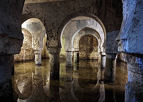 Imagen secundaria 1 - El aljibe de Cáceres es unos de los más grandes y mejor conservados de Europa. Se cree que se construyó en el siglo XII. Está en el Palacio de las Veletas, sede en la actualidad del Museo de Cáceres, y la entrada es gratuita.