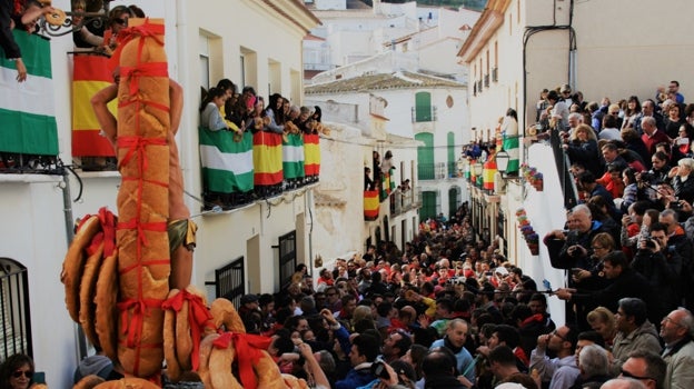 Los asistentes se concentran para recoger el pan que se tira al paso del santo en Lubrín.