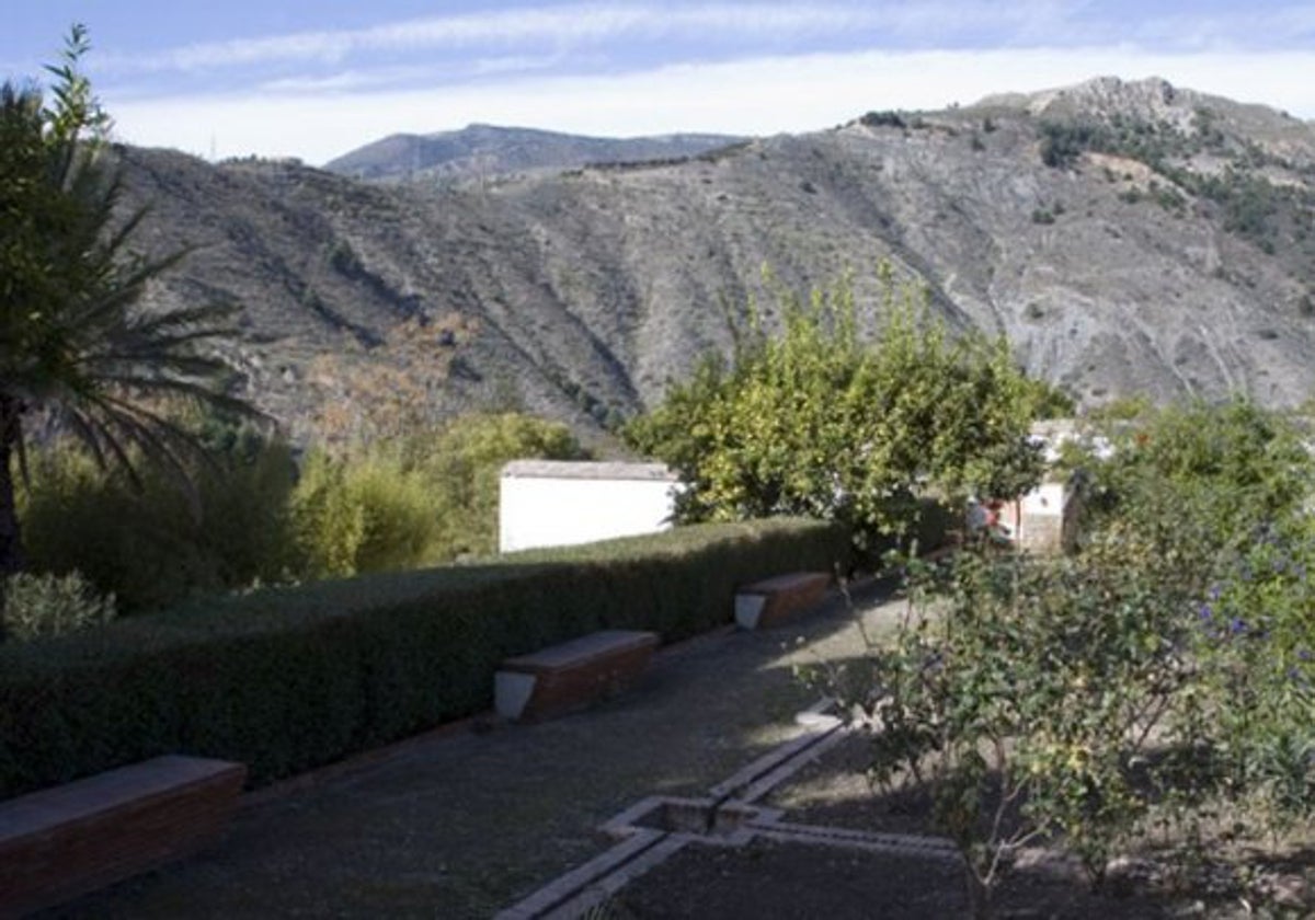 El jardín se alza sobre el Valle del Guadalfeo, donde Granada empieza a asomarse al mar