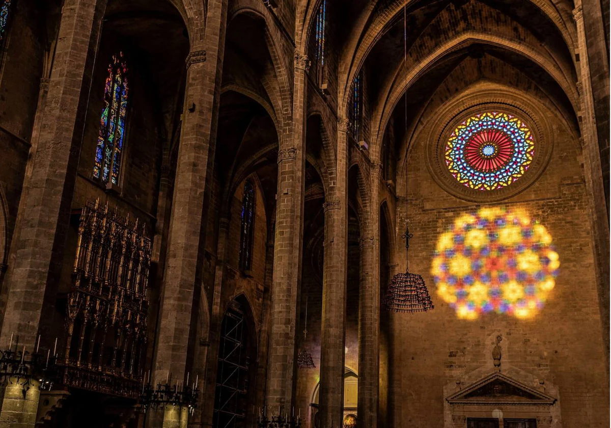 Cientos de personas presencian en la catedral de Palma un fenómeno lumínico único que solo ocurre por dos veces al año, cuando la luz del sol, al penetrar por uno de los rosetones, se proyecta justo debajo del rosetón opuesto