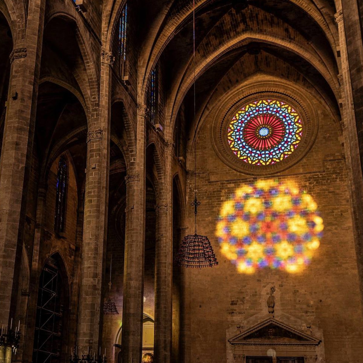Cientos de personas presencian en la catedral de Palma un fenómeno lumínico único que solo ocurre por dos veces al año, cuando la luz del sol, al penetrar por uno de los rosetones, se proyecta justo debajo del rosetón opuesto