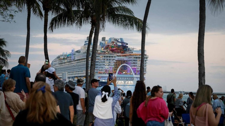 El Icon of the Seas abandona el puerto de Miami, el pasado 27 de enero