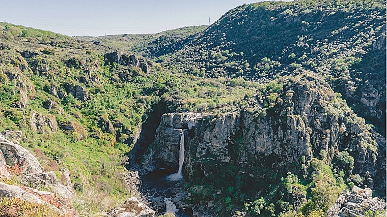 El Pozo de los Humos y el entorno que rodea este salto de agua, en la provincia de Salamanca