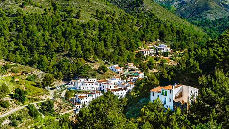 'El Acebuchal', la aldea abandonada de Frigiliana, en Málaga