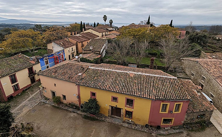 Imagen principal - La visita requiere al menos un par de horas. Solo el paseo por la muralla (se puede recorrer a pie casi por completo) exige un tiempo. En la calle principal están las casas mejor conservadas y recuperadas. Sobre estas líneas, a la izquierda, la iglesia parroquial de la Asunción, del siglo XVI.