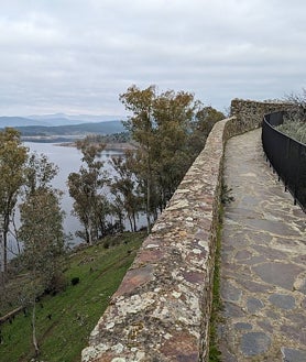 Imagen secundaria 2 - La visita requiere al menos un par de horas. Solo el paseo por la muralla (se puede recorrer a pie casi por completo) exige un tiempo. En la calle principal están las casas mejor conservadas y recuperadas. Sobre estas líneas, a la izquierda, la iglesia parroquial de la Asunción, del siglo XVI.