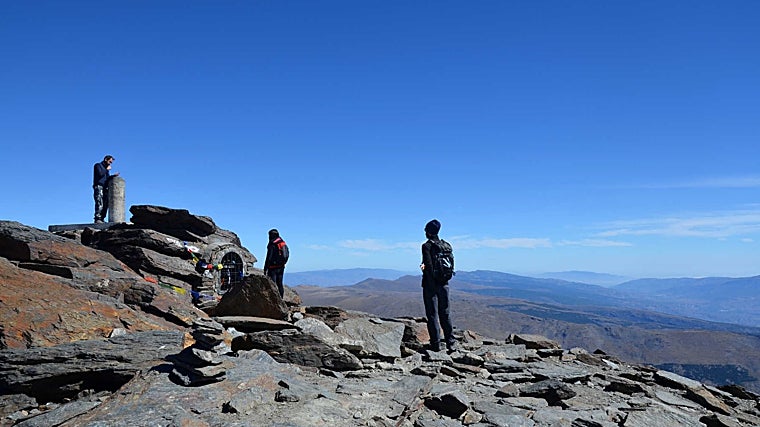 Un grupo de senderistas en la cima del Mulhacén en Granada.