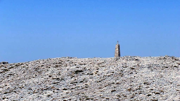 Vértice geodésico de La Maroma en Málaga.