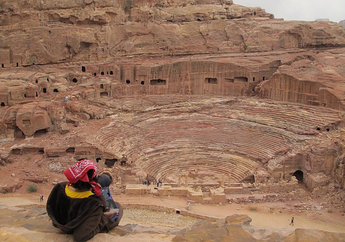 Antiguo teatro de Petra, tallado durante el siglo I d.C.