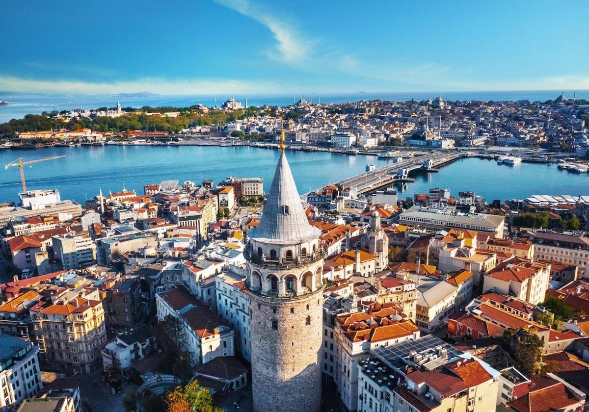 Estambul, con la Torre de Gálata en primer plano