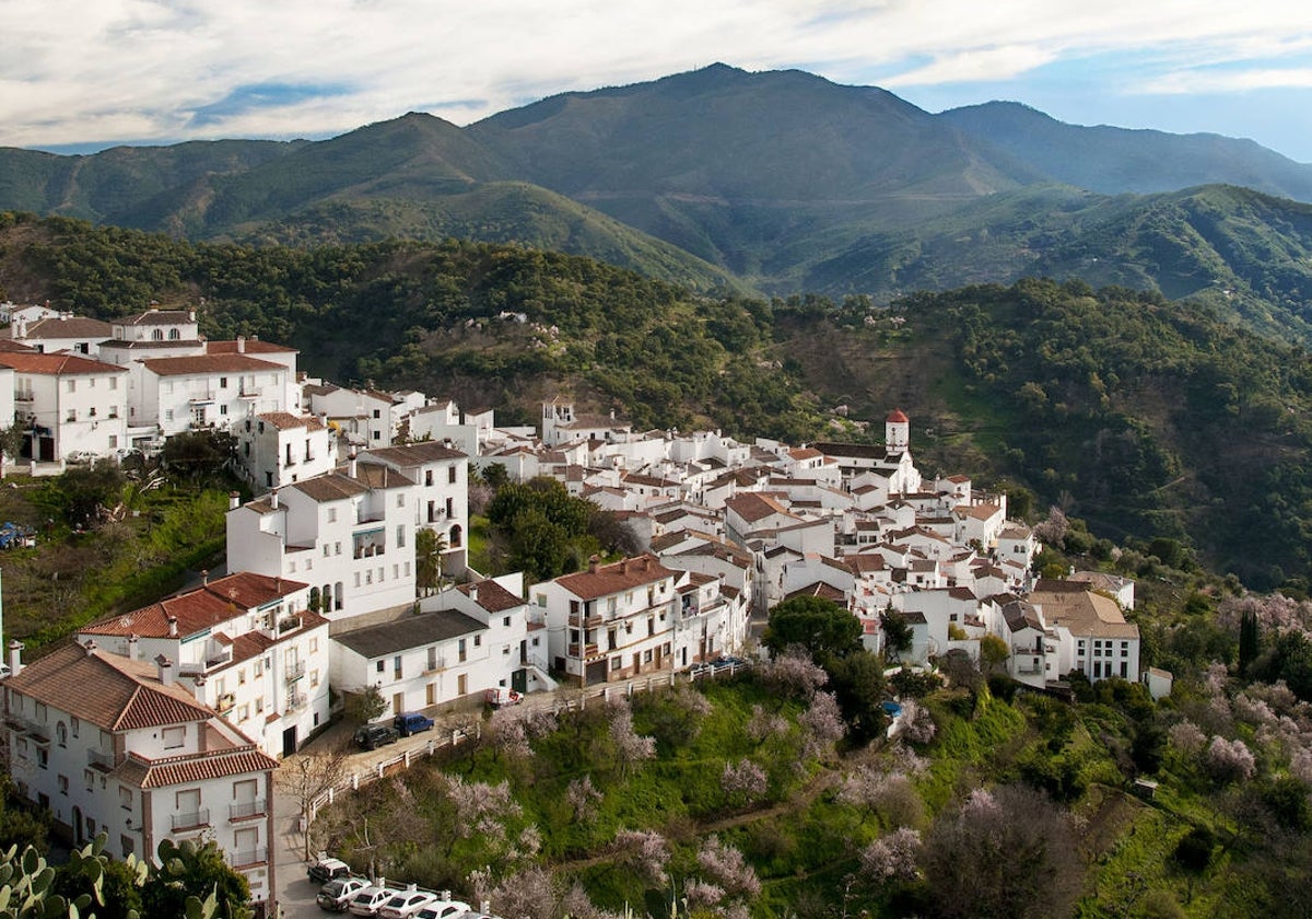 Vista de Genalguacil, con sus casas blanca