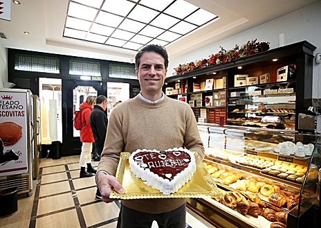 Imagen secundaria 1 - En la foto superior, Casa Chema, en las afueras (El Cordial, El Caleyo), donde la guisandera Joaquina Rodríguez elabora una de las mejores fabadas de Asturias. Sobre estas líneas, la Confitería Rialto y la sidrería Alterna