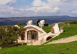 Dormir en una cueva con jacuzzi a las orillas del río: este plan está a menos de dos horas de Madrid y este es su precio