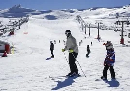 Diez consejos para empezar a esquiar en Sierra Nevada sin arruinarte en el intento