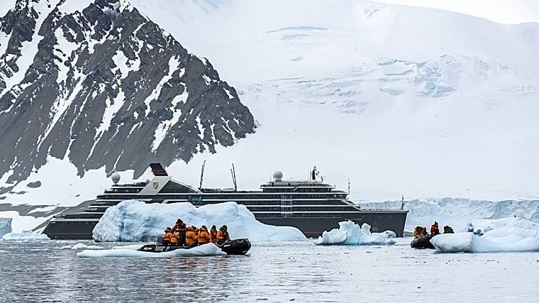Un barco de la compañía Silversea en Stonington island