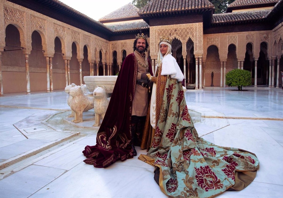 Rodaje de la serie 'Isabel' en el Patio de los Leones de la Alhambra de Granada.