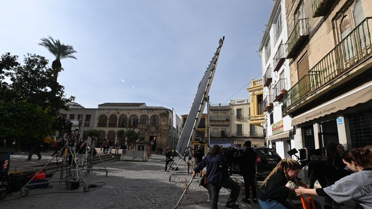 Preparación del rodaje de 'Hora y veinte' en la plaza del Ayuntamiento de Martos en Jaén.