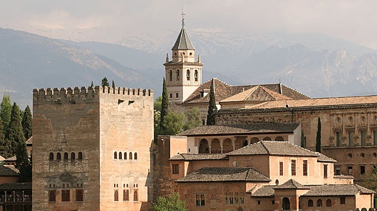La Alhambra de Granada es la fortaleza mejor valorada por los viajeros andaluces, un monumento que recibe miles de visitantes al año