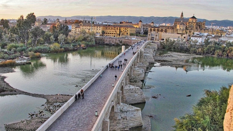 Vista general de la ciudad de Córdoba con el puente romano sobre el río Guadalquivir en primer término