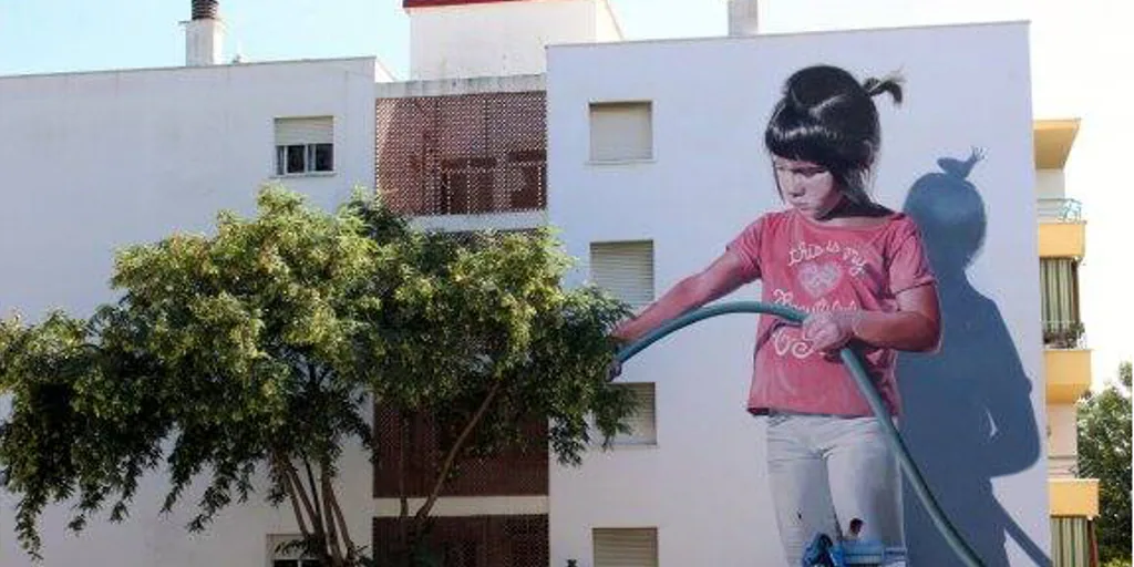 Ruta por los 11 murales de Estepona que hacen un homenaje al arte urbano