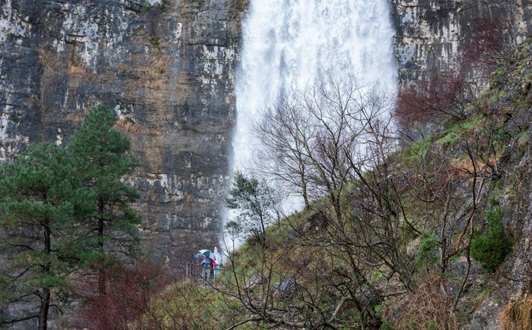 Imagen principal - fEl reventón es un fenómeno que aún se estudia y que supone un auténtico espectáculo de la naturaleza. El caudal del agua puede multiplicarse por mil, hasta llegar a los 40.000 litros por segundo