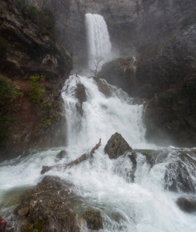 Imagen secundaria 2 - fEl reventón es un fenómeno que aún se estudia y que supone un auténtico espectáculo de la naturaleza. El caudal del agua puede multiplicarse por mil, hasta llegar a los 40.000 litros por segundo