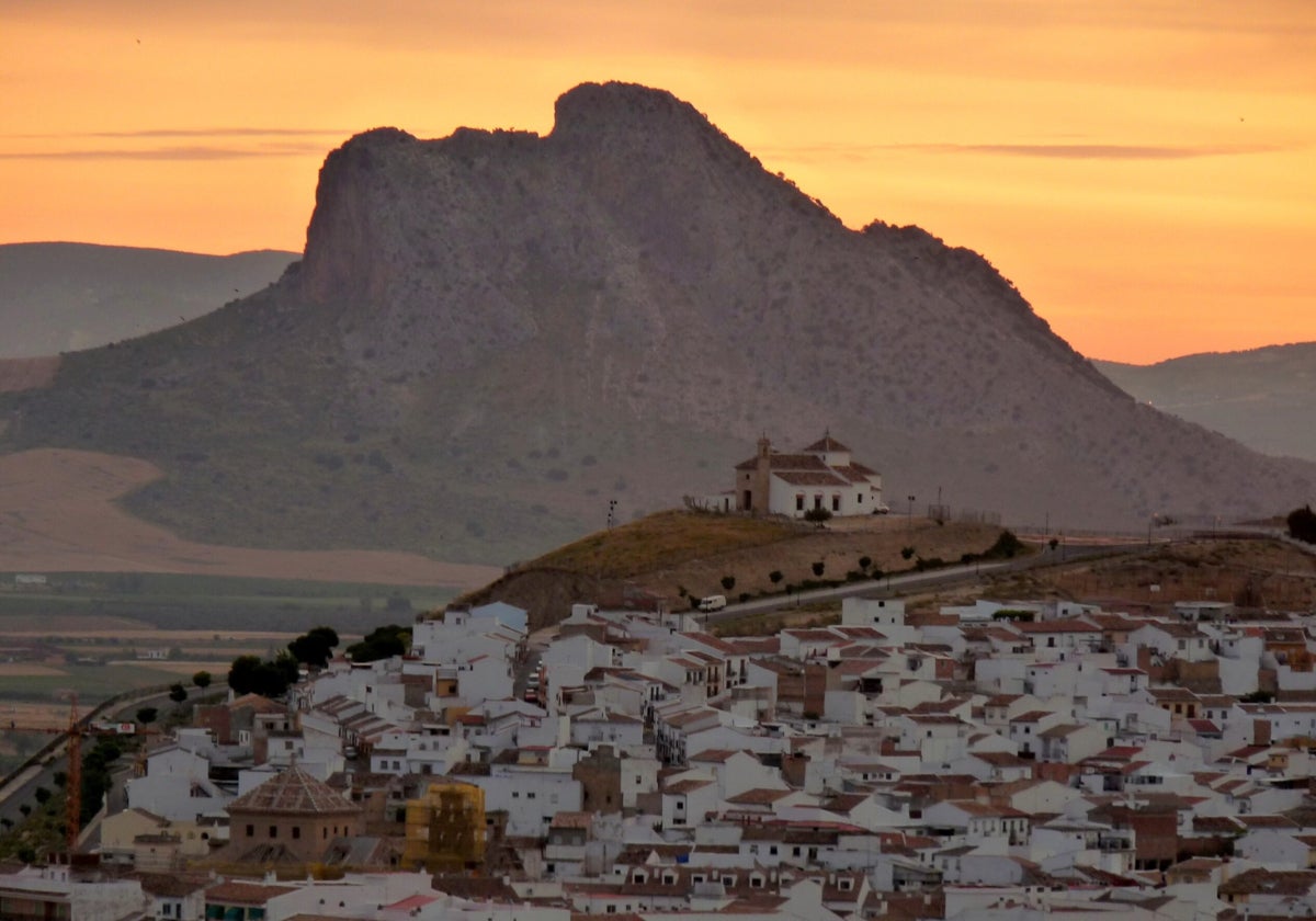 Antequera con la Peña de los Enamorados de fondo