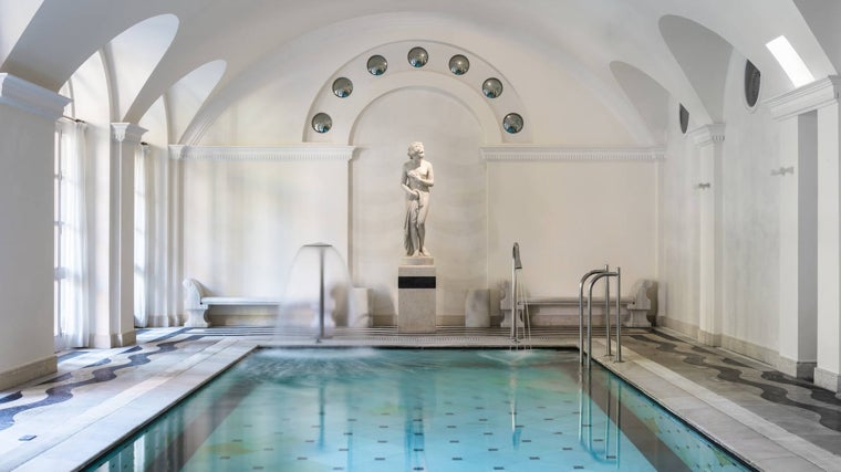 Piscina cubierta en el spa del Anantara Villa Padierna. Tiene otra con agua helada.