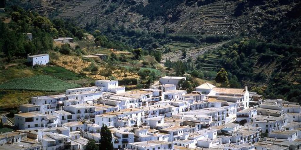 ¿Cuál es el pueblo más alto de Andalucía y en qué provincia se encuentra?