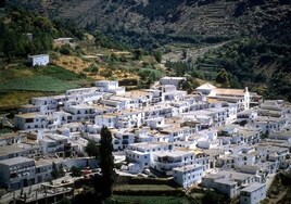 ¿Cuál es el pueblo más alto de Andalucía y en qué provincia se encuentra?