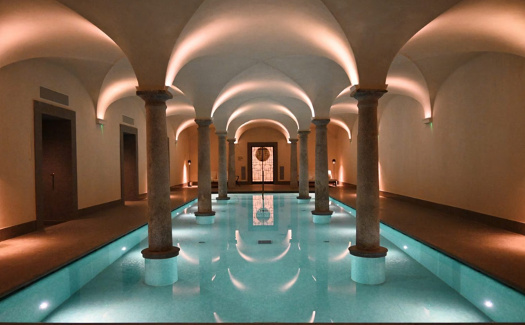 Imagen principal - Fotografías del spa, una de las habitaciones y galerías del hotel Portrait Milano